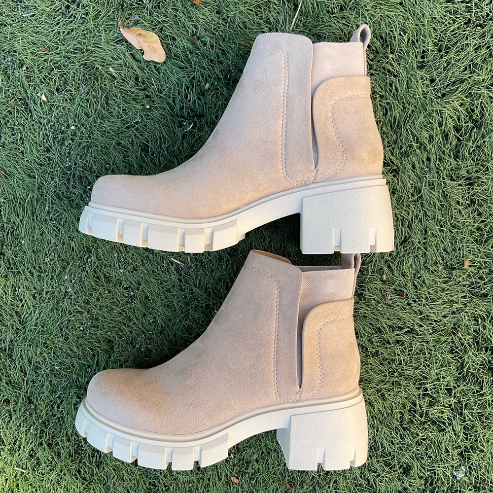 Clay colored lug style slip on boot. Two stretch panel easy on/off Soda TTS